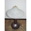 Lampa z dużym szklanym kloszem.